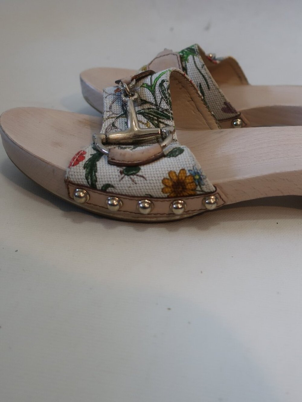Women Gucci Beige Floral Canvas Horsebit Sandals W/Wooden Heels 7 - Picture 4 of 8
